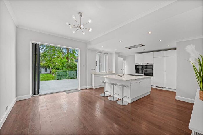 4 Bedroom Detached House To Rent In Winn Road, Canary Wharf, SE12