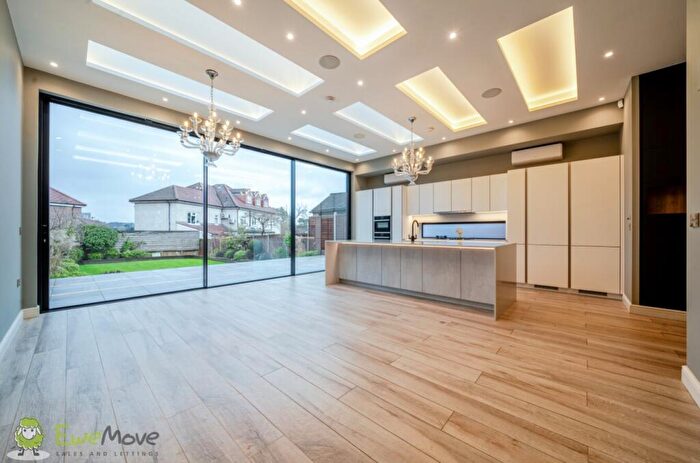 3 Bedroom Semi-Detached House To Rent In Cissbury Ring South, London, N12