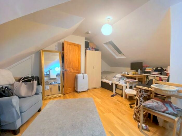 Studio To Rent In Yew Grove, London, NW2