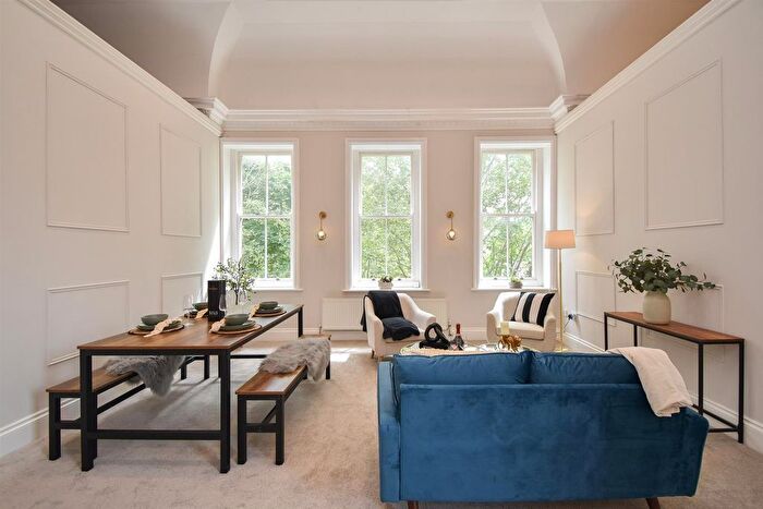 2 Bedroom Flat To Rent In Speckled Wood, Hastings, TN35