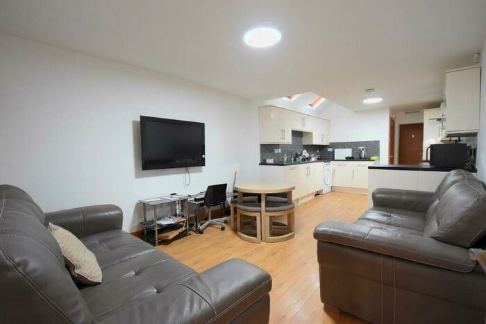 6 Bedroom End Of Terrace House To Rent In / Academic Year Lovely Double Bedroom, Bathroom Student House, Selly Oak, Free Ultrafast M Broadband, B29