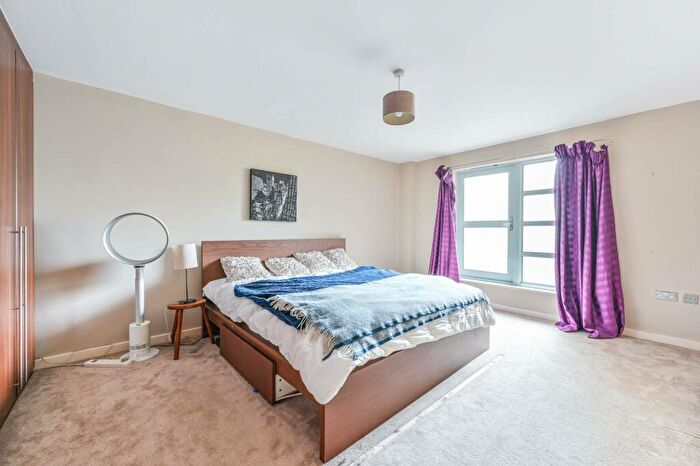 1 Bedroom Flat For Sale In Battersea Park Road, Battersea, London, SW11