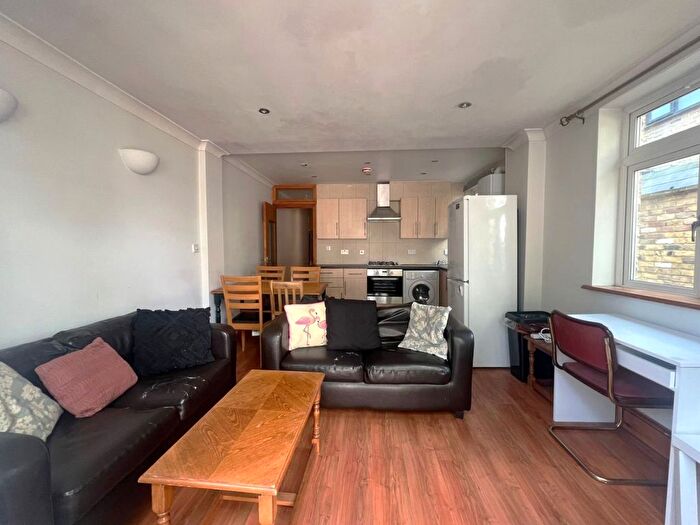 3 Bedroom Flat To Rent In Tooting Bec Road, London, SW17