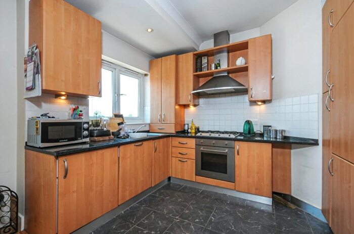 2 Bedroom Flat To Rent In Leslie Road, London, N2