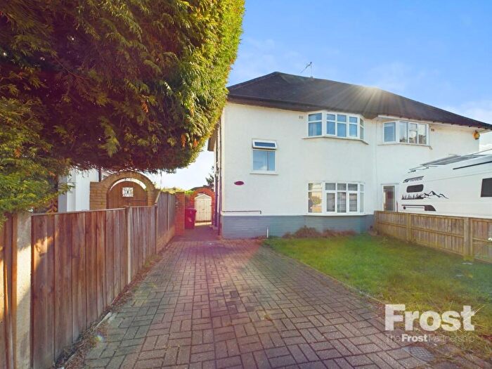 3 Bedroom Semi-Detached House For Sale In South Close, Cippenham, Berkshire, SL1