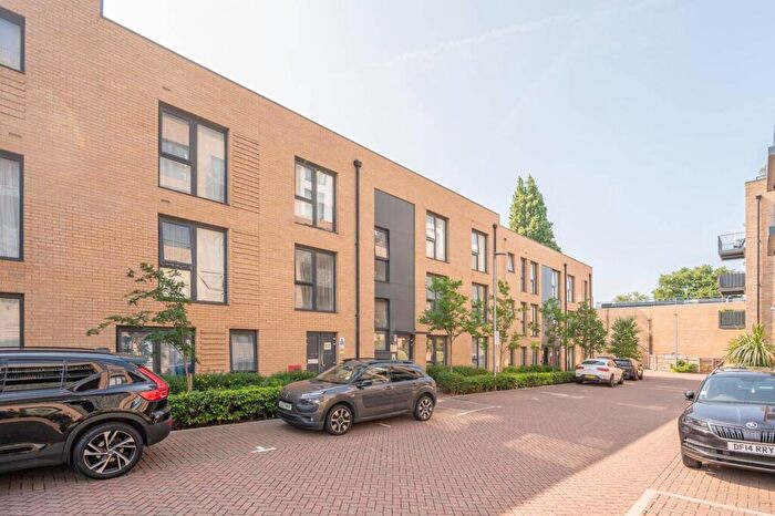 3 Bedroom Flat To Rent In Woodley Crescent, Cricklewood, London, NW2