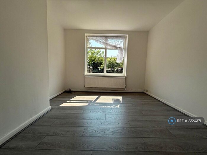 3 Bedroom Terraced House To Rent In Standfield Road, Dagenham, RM10