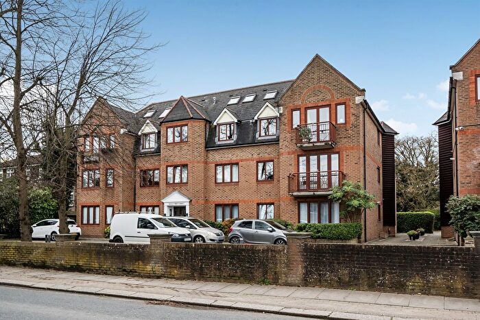 2 Bedroom Flat For Sale In The Ridgeway, Enfield, EN2