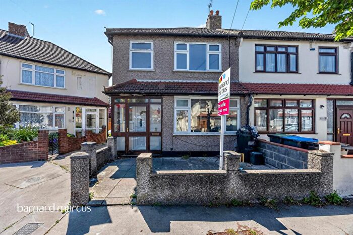 3 Bedroom End Of Terrace House For Sale In Harcourt Road, Thornton Heath, CR7
