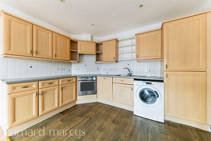 2 Bedroom Flat For Sale In Rydons Way, Redhill, RH1