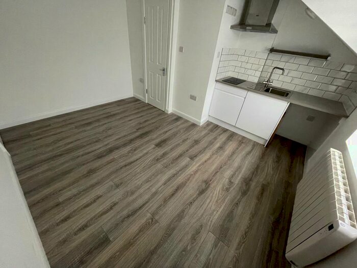 Studio To Rent In Bowes Road, London, N13