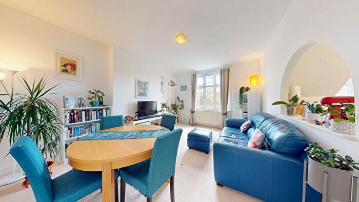 1 Bedroom Flat To Rent In Chatsworth Road, Mapesbury Estate, London, NW2