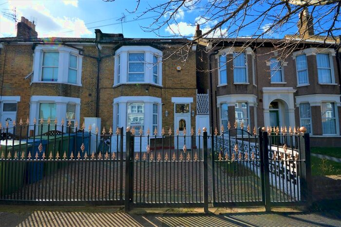 Studio To Rent In Underhill Road, London, SE22