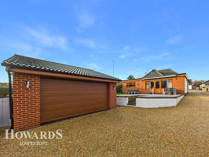 3 Bedroom Detached Bungalow For Sale In Chestnut Avenue, Oulton Broad, NR32