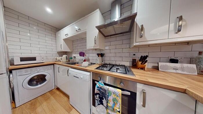 1 Bedroom Flat To Rent In Back Brudenell Mount, Hyde Park, Leeds, LS6