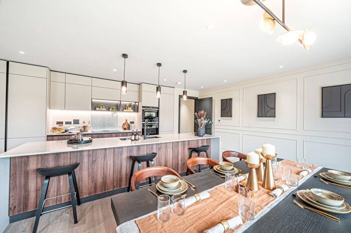 2 Bedroom Flat For Sale In Trent Park, Enfield, EN4