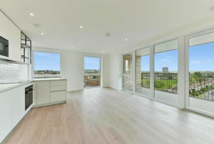 2 Bedroom Flat To Rent In Waterview House, Grand Union, London, HA0