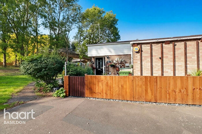 3 Bedroom Bungalow For Sale In Chalk End, Basildon, SS13