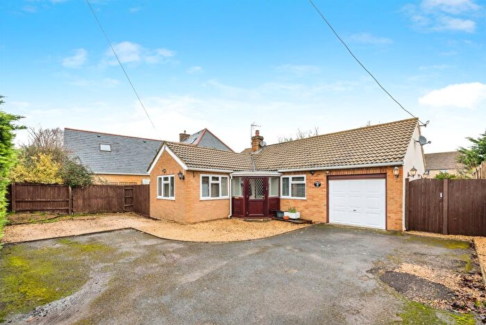 2 Bedroom Detached Bungalow For Sale In Abingdon Road, Standlake, Witney, OX29
