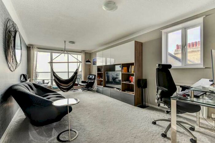 2 Bedroom Flat To Rent In Fairlawns, Hove, BN3