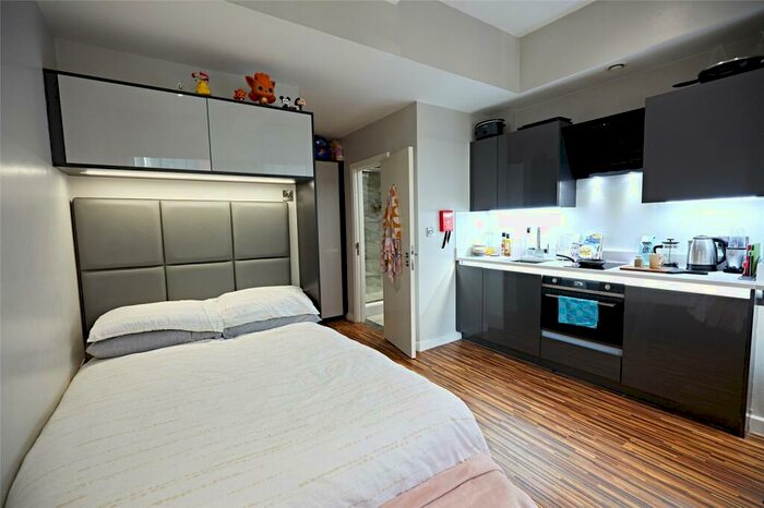 Apartment To Rent In Apt, Cross Street #, M2