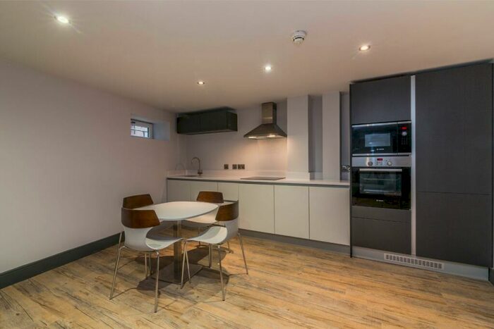 3 Bedroom Apartment To Rent In Hoods Hideout, - Houndsgate, NG1