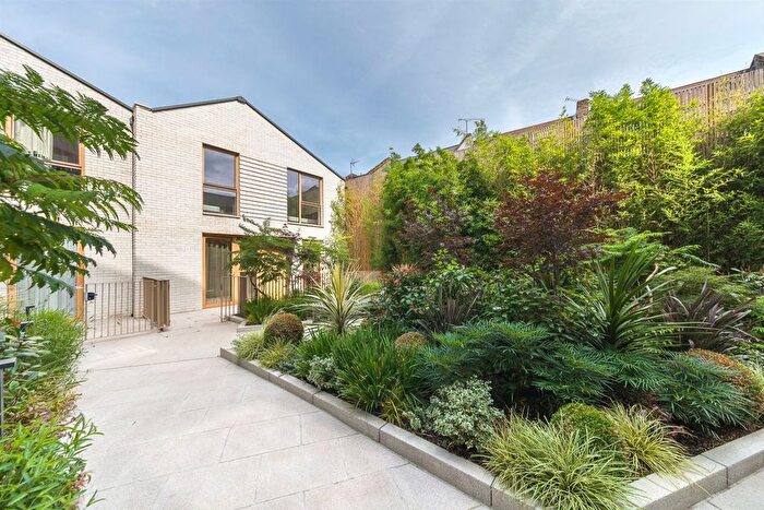 2 Bedroom Semi-Detached House To Rent In Harrow Road, North Kensington, NW10