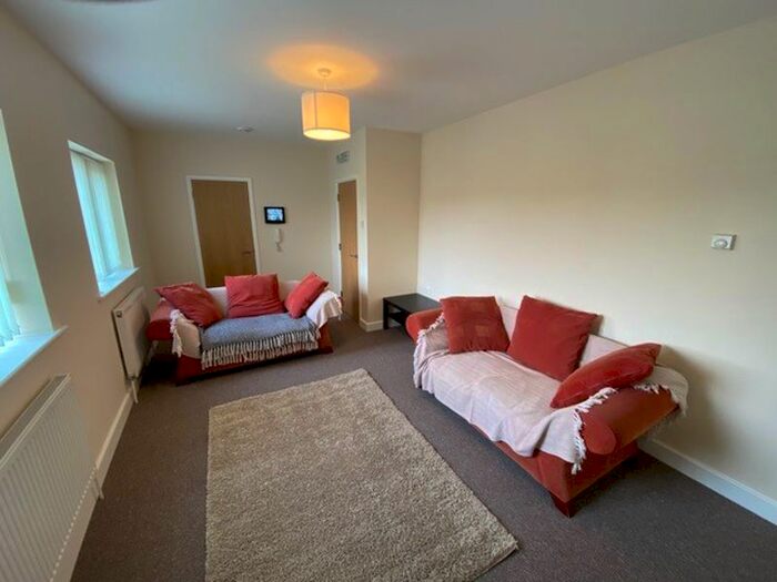 3 Bedroom Flat To Rent In Bottetourt Road, Selly Oak, Birmingham, B29