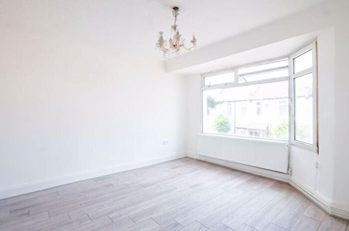 1 Bedroom Flat To Rent In Charlemont Road, East Ham, E6