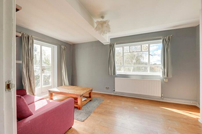 3 Bedroom Flat To Rent In Peckham Rye, London, SE22