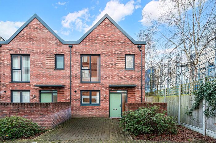 3 Bedroom Property For Sale In Reynard Way, Brentford, TW8