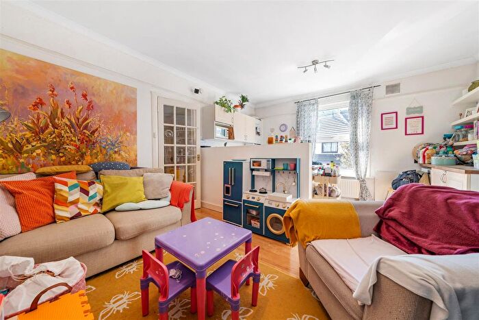 2 Bedroom Flat For Sale In Sunny Bank, South Norwood, London, SE25