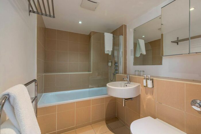 1 Bedroom Flat To Rent In Falcon Wharf, Battersea, London, SW11