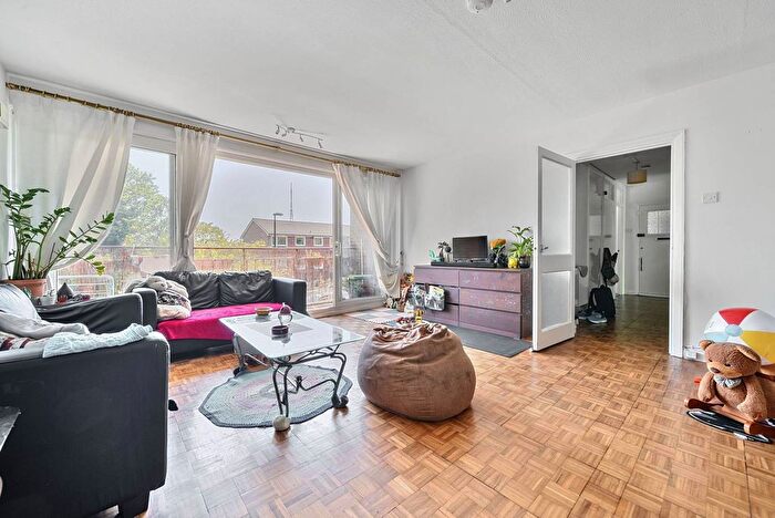 3 Bedroom Flat To Rent In Droitwich Close, Sydenham Hill, London, SE26