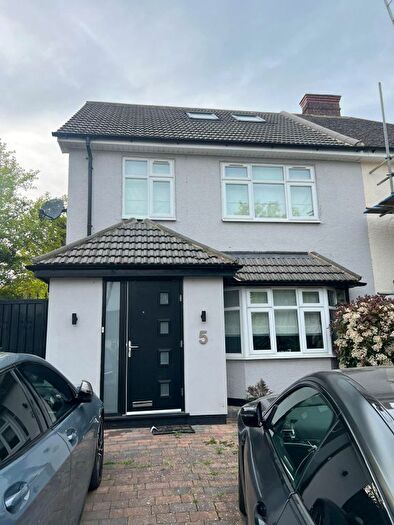 4 Bedroom Semi-Detached House To Rent In Willingale Close, Woodford Green, IG8