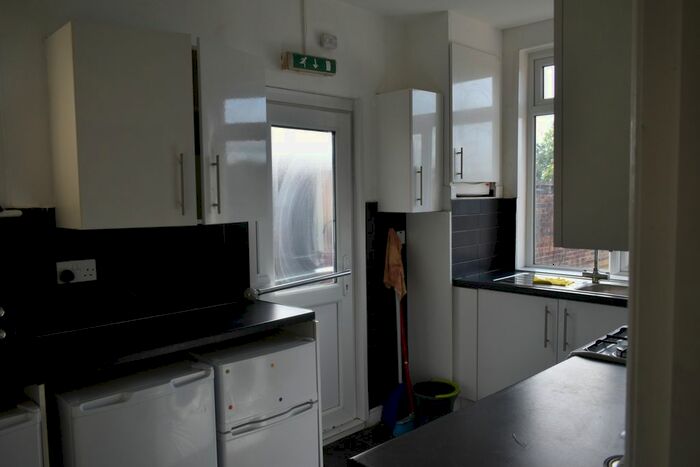 4 Bedroom Flat To Rent In High Road, Harrow Weald, Harrow, HA3
