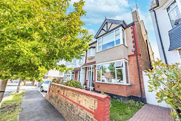 2 Bedroom Apartment For Sale In Holyrood Drive, Westcliff-On-Sea, SS0