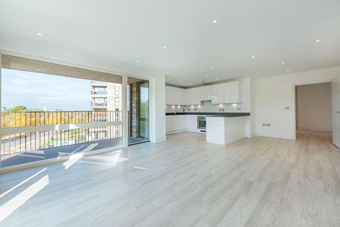 3 Bedroom Flat To Rent In Lakeside Drive, Ealing, London, NW10