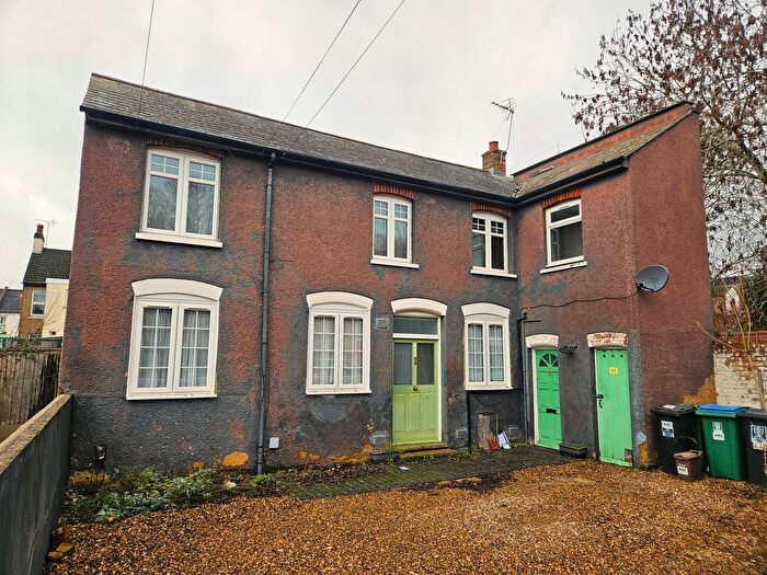 2 Bedroom Maisonette To Rent In Wiggenhall Road, Watford, WD18