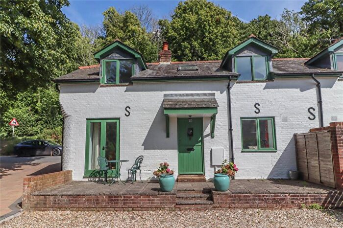 2 Bedroom Link Detached House For Sale In Marsh Court Road, Stockbridge, Hampshire, SO20