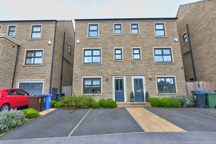4 Bedroom Town House To Rent In Raikes Hill, Barnoldswick, BB18
