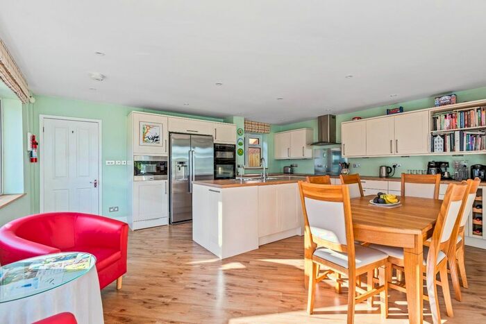 4 Bedroom Detached Bungalow For Sale In Bromley Green Road, Ashford, TN26 - Photo 12