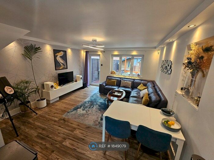 2 Bedroom Semi-Detached House To Rent In Hogarth Close, London, E16