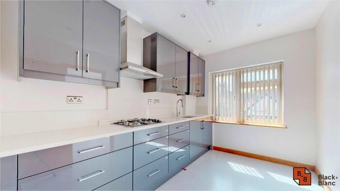 3 Bedroom Flat To Rent In Station Road, West Wickham, BR4