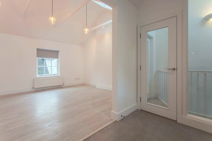 2 Bedroom End Of Terrace House To Rent In Castle Street, Guildford, GU1