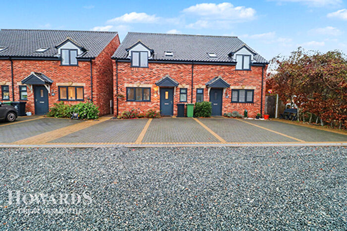 3 Bedroom Semi-Detached House For Sale In Harvest Court, Rollesby, NR29