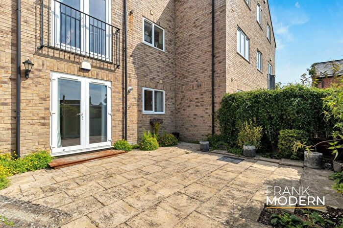 2 Bedroom Flat For Sale In The Blades, Market Deeping, PE6