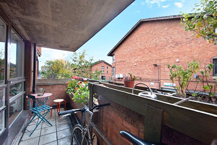 1 Bedroom Flat For Sale In Elmington Road, London, SE5