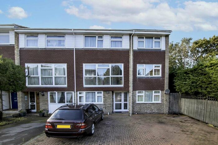 2 Bedroom Flat To Rent In Lanark Close, London, W5