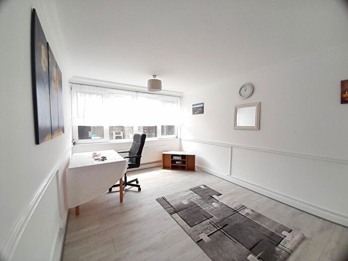 3 Bedroom Flat To Rent In Kinglake Street, Southwark, London, SE17